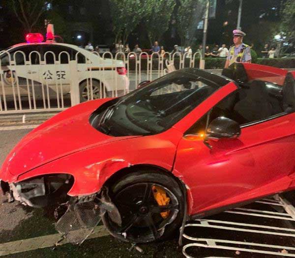 道路護(hù)欄被撞 道路護(hù)欄被撞